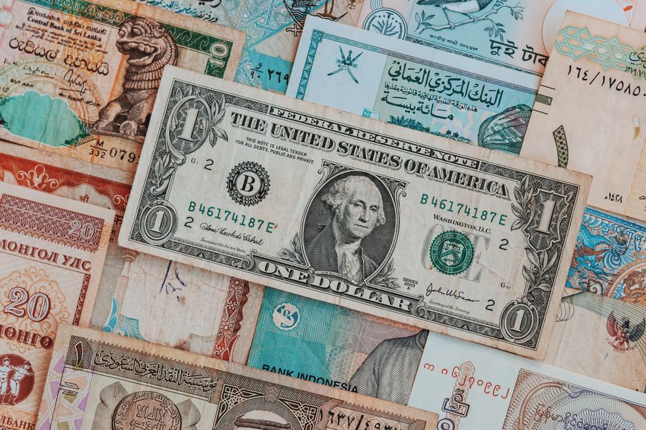 Economia do Turismo — Top view of assorted paper money with American greenback representing image of President and numbers