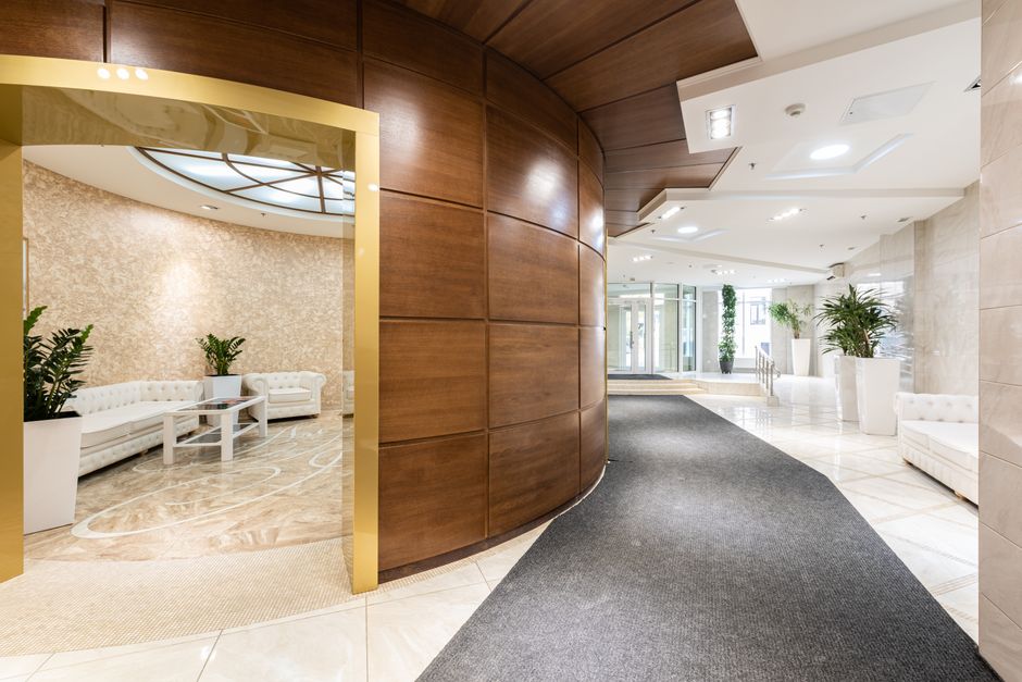 Economia do Turismo — Interior of spacious lobby with white furniture and comfortable sofas placed in contemporary business