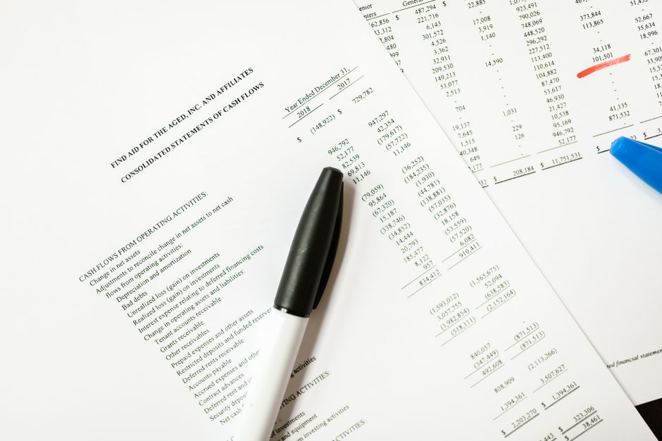 Economia do Turismo — Financial documents featuring cash flows and pens, ideal for business themes and analysis.