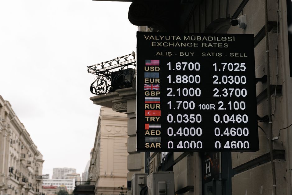 Economia do Turismo — Currency exchange rates sign on a street in Baku, Azerbaijan.