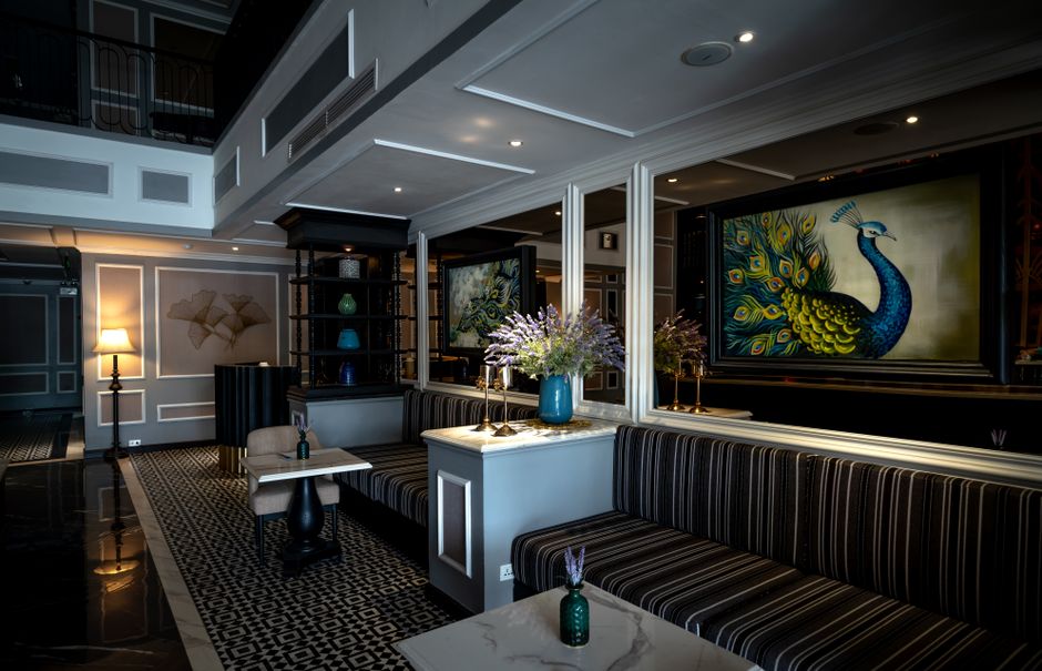 Economia do Turismo — Luxurious hotel lobby featuring opulent decor, art, and comfortable seating for guests.