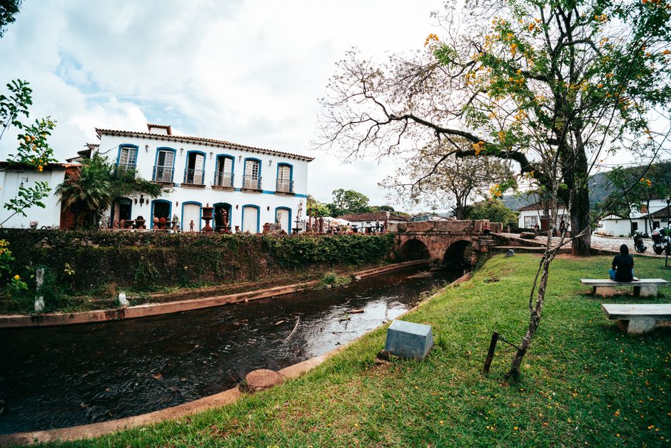 Economia do Turismo — Explore colonial architecture by a scenic river in Tiradentes, Brazil.