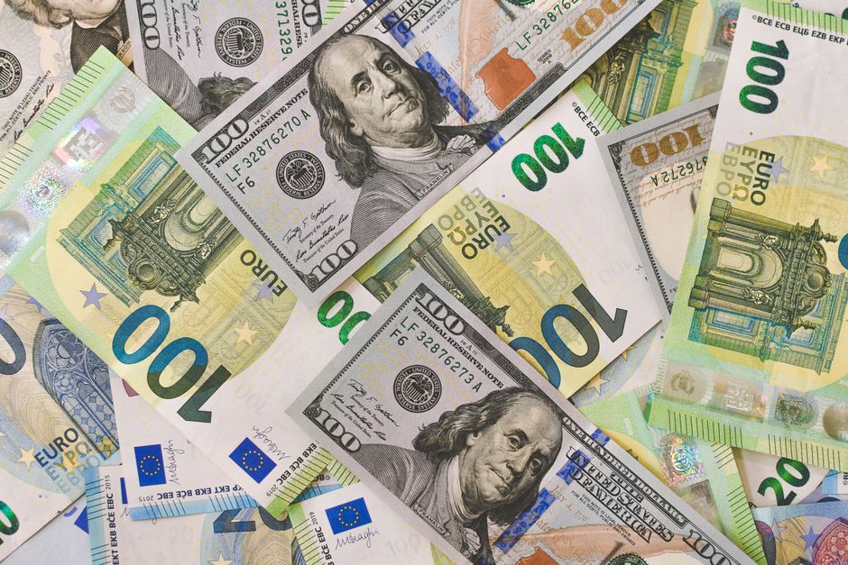 Economia do Turismo — A detailed view of American and Euro currency notes, emphasizing global finance.